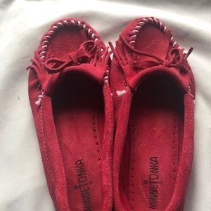 Women’s Minnetonka Moccasins Leather Slip on Slippers, Brown, Size 7